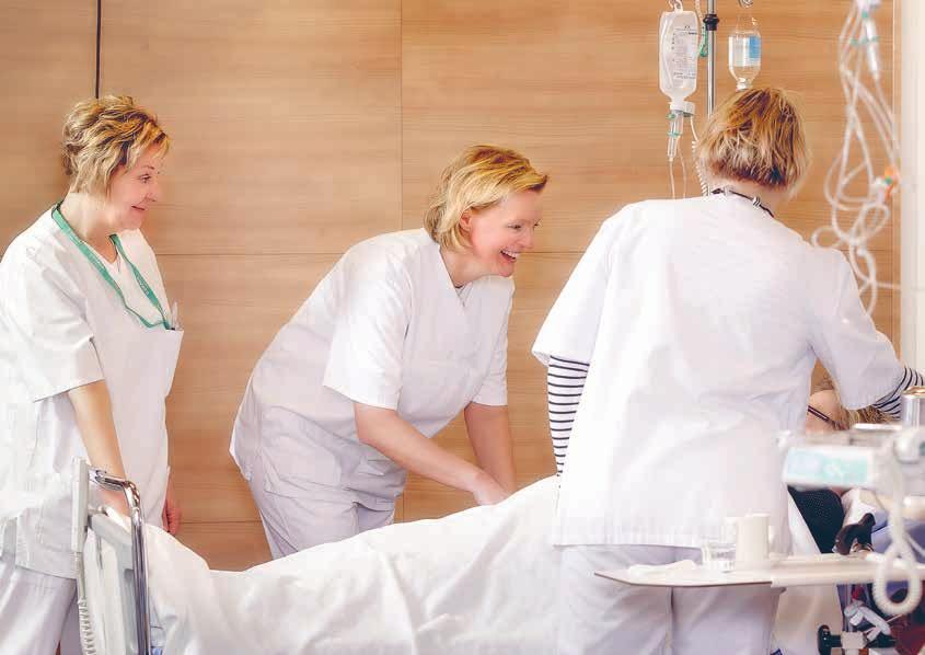 2 Sjukskötare Tiina Pikkumaa (till vänster), lärare i klinisk vård Elina