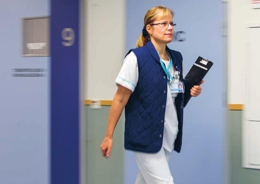 Sjukskötare Aila Koivisto-Vilkko jobbar med vårdkoordinering.