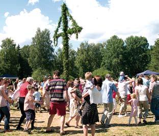 Simlärarna lägger själva upp gruppindelning, tider, övningar mm. Sommaren 2012 deltog 50 barn och 250 märken togs. Stor vikt läggs på bad-, båtvett, livräddning mm.