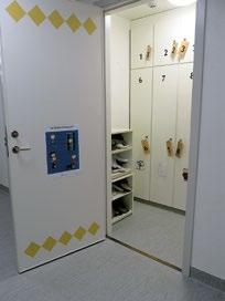 4 5 I centralvakten får ni prata med en person i en liten lucka och ni får ett skåp där ni lägger ifrån er