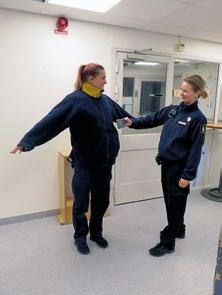 6 7 Utanför skåpen finns en metallbåge som ni kommer att gå igenom.