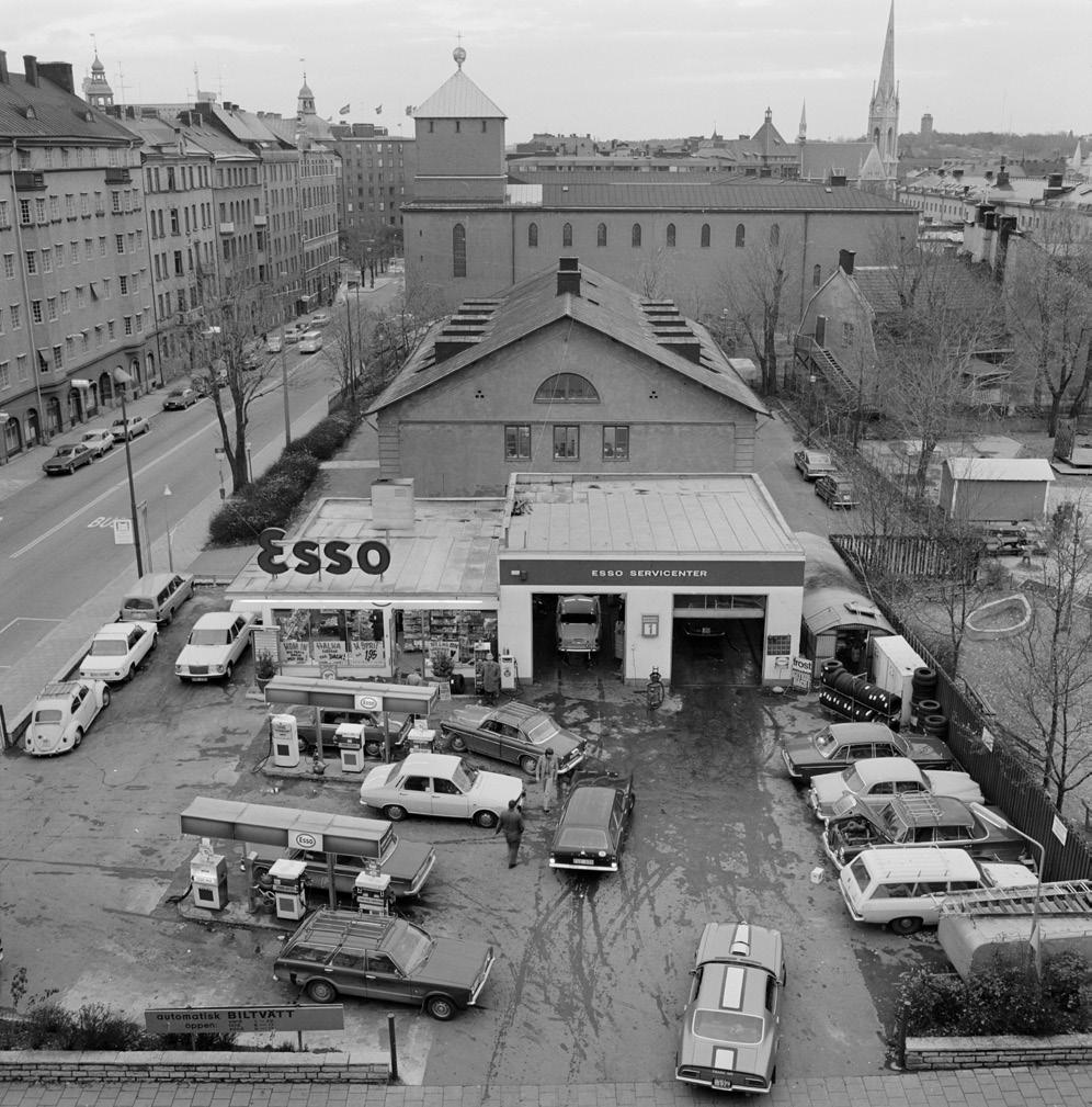 Kvarteret tillhörde länge Kronan och här fanns Konungens livgarde till häst, senare även Svea livgarde och Andra Svea artilleriregemente fram till början av 1900-talet.