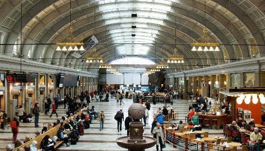 via Värtan eller Stadsgården + 30 min med tåg Under O-Ringen: Möjlighet att åka kollektivt