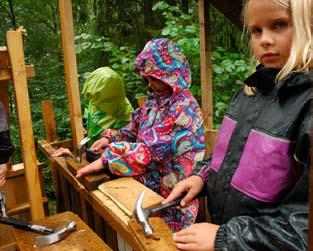 Regnet gör att avslutningen får hållas inomhus, i den stora salen. Bland föräldrarna sitter Anna Hagnell.