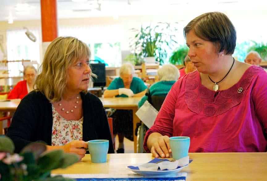 Samordnare Nina Andersson och diakon Agneta Lennartsdotter uppskattar kontakterna mellan äldreboende och kyrka. Viktigast att bli sedd Det allra viktigaste när man blir äldre är att bli sedd.