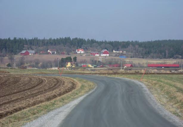 svärande för många jordbrukare (se vidare avsnitt 2.13). För boende i trakten kommer vägen som barriär att upplevas allt starkare och kontakten över vägen att minska.