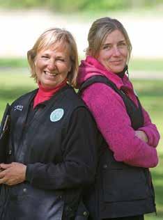 De båda beskrivarna Barbro Rydén och Helena Sirén hjälptes åt med de fjorton pudlar och deras ägare som deltog i Pudelklubbens BPH på Hundudden i Stockholm.