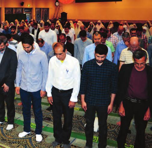 Imamen Hakim Ilahi, som även är församlingens ordförande, leder församlingen i bönen vid Eid al-fitr, högtiden som markerar slutet på fastemånaden Ramadan.