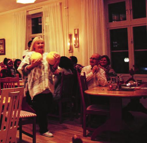 bord där gurkor, tomater och dill samlats på ett vackert fat. Birgitta har varit engagerad i internationella kvinnoföreningen i Örnsköldsvik i många år.