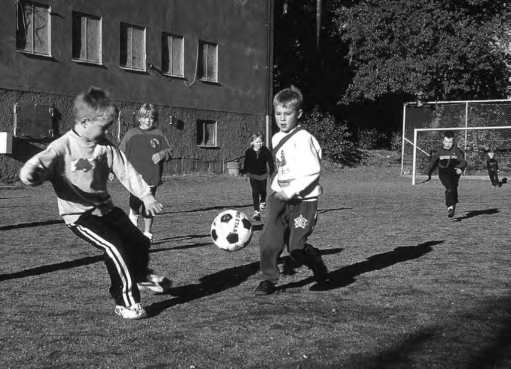 Det elever tycker bäst om är olika bollspel både i skolans undervisning och på fritiden. Foto. Leif Carlson lärare lyfter fram behovet av kunskap i specialpedagogik.