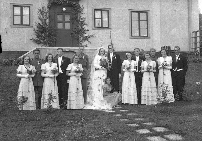 Bild 9. Bröllop 1940. Bruden heter Greta Hedin brudgummen Rune Sthål. Jämför delar av fasaden och trappen med hur dessa delar ser ut i dag (se bild 4 och 7.