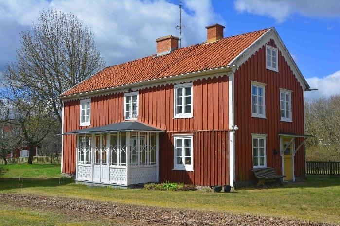 Huset har: tegeltak, elradiatorer i alla rum, eget avlopp från ca 1990 som är godkänt, vatten från grävd brunn.