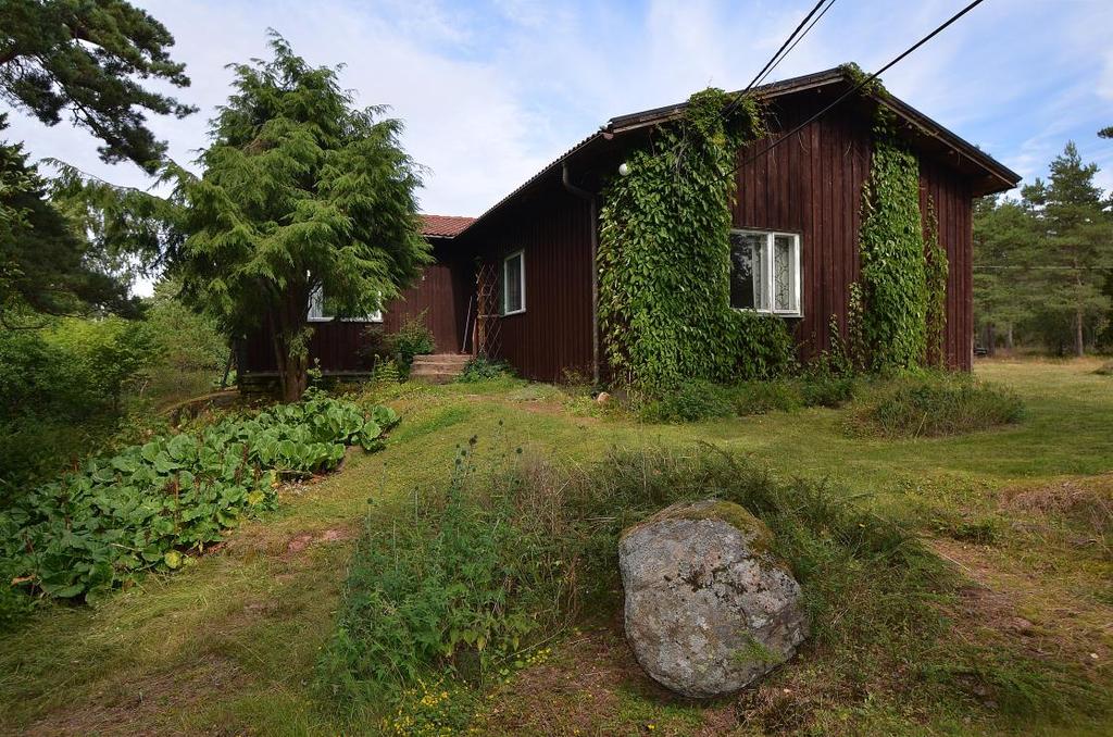 BOSTADSHUS OCH LADUGÅRD/STALL CENTRALT I GODBY, FINSTRÖM Bild Bostadshus och ladugård/stall centralt i Godby. Bostadshuset är uppfört 1959 på bergsbunden grund och ladugården/stallet är uppfört 1962.