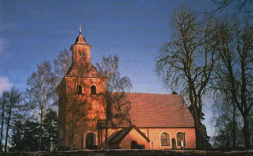 Inledning I samband med schaktningar för ny vattenavledningsanläggning vid Kumla kyrka i Västmanland har Stiftelsen Kulturmiljövård utfört en arkeologisk antikvarisk kontroll.