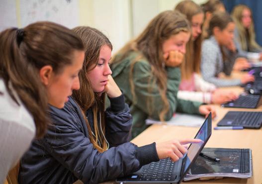 VÄSTERÅS OCH GUSTAVSBERG Naturbruksprogram Häst Studieförberedande Denna fördjupning är både yrkes- och studieförberedande och passar dig som älskar hästar och vill testa fler grenar.