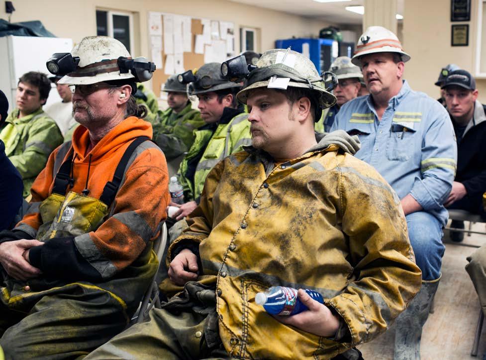 VERKSAMHETER Gruvarbetare i Klondex Fire Creek-gruvan i Nevada i USA lyssnar under ett morgonmöte.