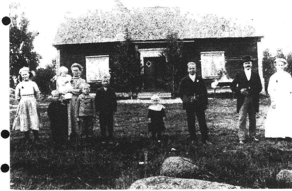 Fällan Familjen Johansson vid begravningen av sonen Alfred Gunnar född 1907 död 1916. Kistan står under högra fönstret. 1. Hildur född 1898. 2. Anton född 1905. 3. Hugo född 1914. 4.