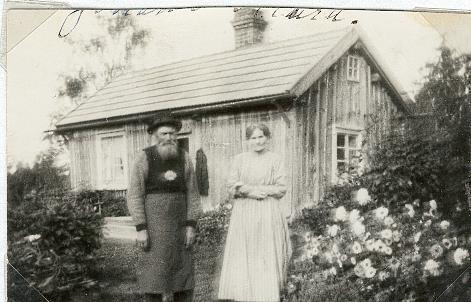 Klara och Johan i torpet Berget på Sjögårds ägor. De har också bott i Åsgårda. Barn: Ester USA. Gerda gift med Kardell, de bodde i Åsgårda och i Åbygatan.