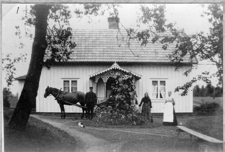 Gården heter Järperyd. Från vänster: Carl Otto Säf född 1849. Livgrenadjär och korpral vid Ombergs kompani. Död 1930.