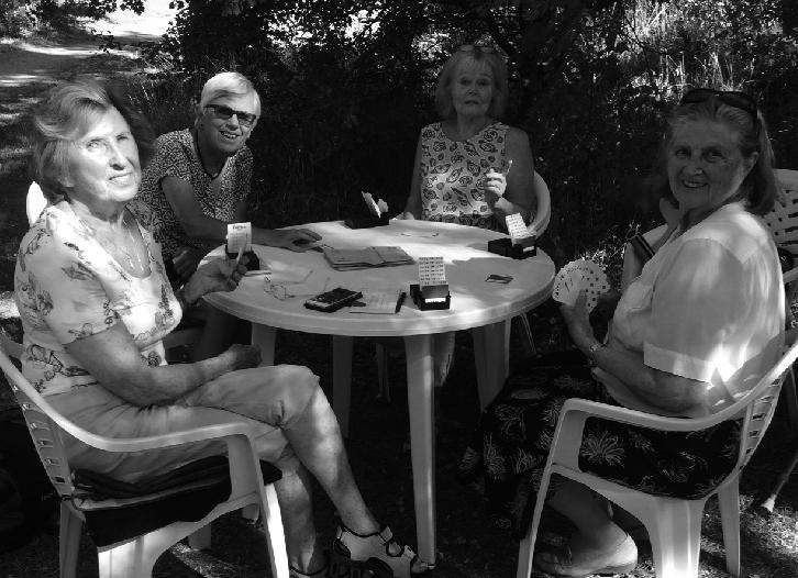 Sommaren på Hustegaholm! En bridgerunda i parken är inte fel tycker Ethel Sabelström, Karin Englund, Neta Falk och Carita Harring. Vilken härlig sommar vi haft!