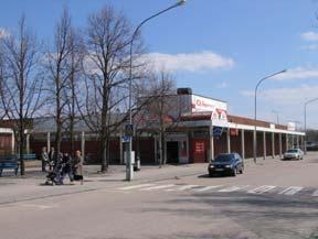 Det finns flera skolor i närområdet bla Dalhemsskolan och Drottninghögsskolan. I Dalhem och Drottninghög finns även flera förskolor.
