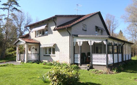 Bostadshus för permanentboende, ladugård. Snickarverkstad. Maskinhall/garage i bra skick.