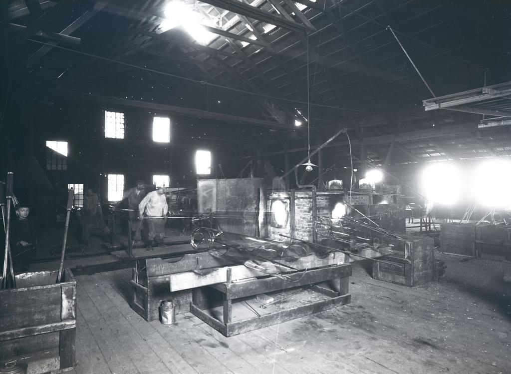 Gullaskrufs glasbruk I fönsterglashyttan 1910. Den första hyttan i Gullaskruv uppfördes 1893 1895 av greve Axel Emil Lewenhaupt, på Gullaskrufs säteri.
