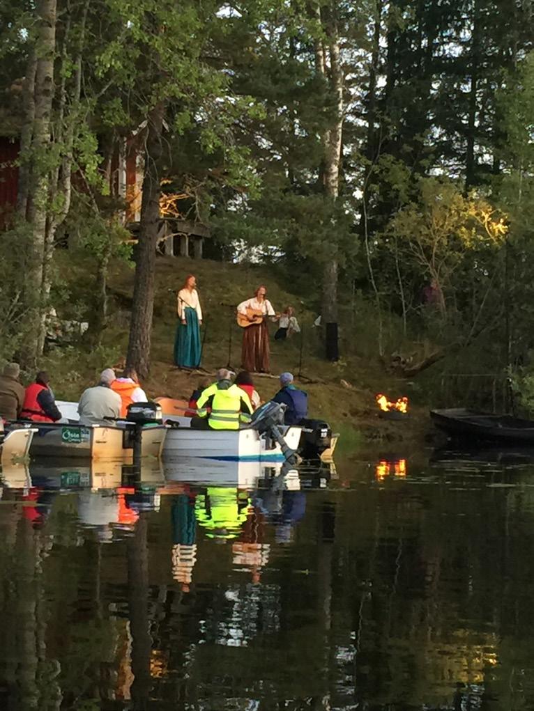 STINTORNA VID SVARTHÄLL - FÄBODMUSIK PÅ DALÄLVEN En kväll i augusti åkte ca 250 åhörare gemensamt i 40 båtar till Svarthäll, för att lyssna till en stämningsfull konsert vid Dalälvens strand.