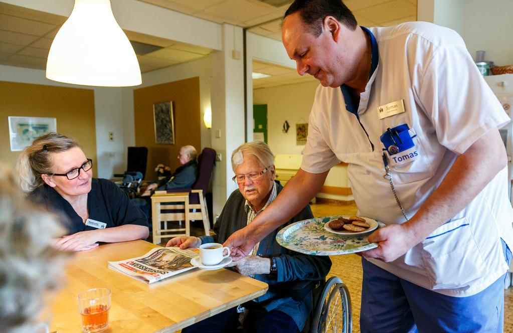 Vad kostar det? Det du betalar för när du bor hos oss är måltider, service och omvårdnad. Avgiftens storlek beror på vilken inkomst du har. Din biståndshandläggare kan förklara om du har frågor.