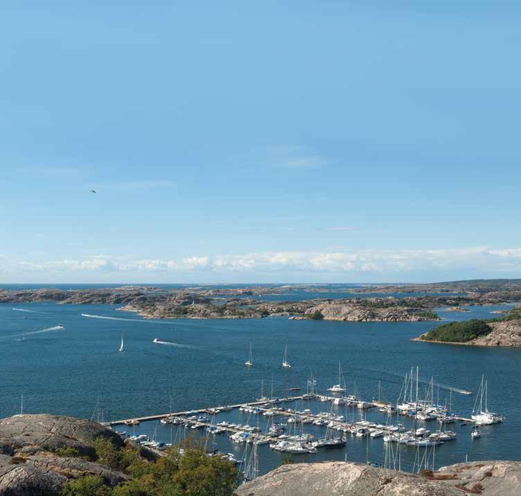 English Välkommen till våra gästhamnar på Tanumskusten! Det är helt underbart i Tanums skärgård. Sol och bad och ljuvliga små kobbar och skär.