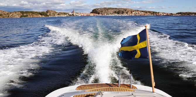 Du kan åka på skärgårdstur, paddla kajak, förkovra dig i samhällets stenhuggarhistoria eller uppleva de unika hällristningarna vid Torsbo.