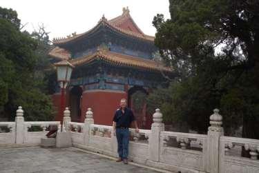 Xue Kui Yang är en mycket bildad person och expert på TCM som lever enligt de principer hon lär ut.