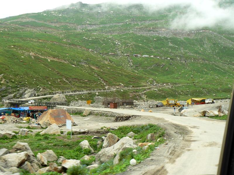 DAG 06. 12/8 MANALI KEYLONG (115 Km) Efter en tidig frukost börjar vi med våra fordon att klättra uppför bergen.