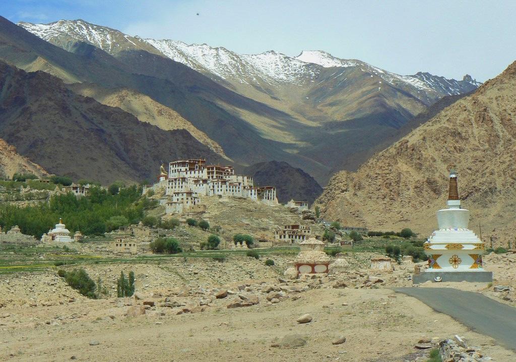 Redan första dagen börjar den branta stigningen mot det första riktigt höga passet Rothang-La (3.978 m.ö.h) La betyder pass på tibetanska.