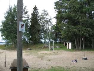 En ca 30 meter lång L-formad brygga och ett hopptorn med tre trampoliner (1m, 2m och 3m) finns. På stranden finns en gungställning med två gungor.