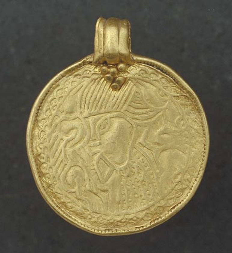 samma ojämlikhet som idag Figur 8. Brakteat från Skättekärr. Diameter cirka 2,5 cm. SHMMbild. Figur 9. Brakteat från Väsby. Diameter 2,8 cm. SHMMbild. Väsbybrakteaten hör till kategorin F-brakteater, som också är en ovanlig brakteattyp.