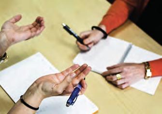 De avporträtterade personerna ska vara medvetna om kameran men ska inte posera eller göra