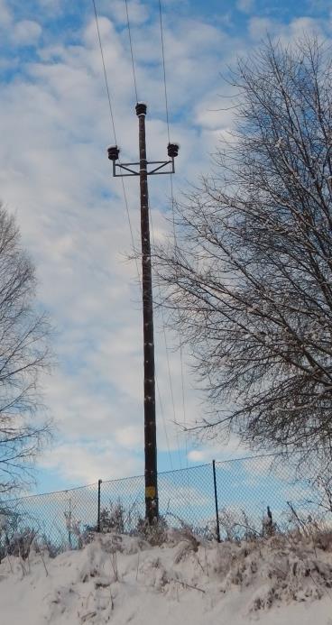 Ledningen är inte uppförd i trädsäkert utförande, vilket innebär att ledningsgatan är smal.