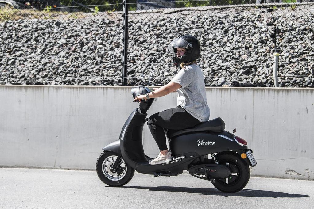 Prestandamässigt ligger de i klass med vanliga mopeder. De flesta modellerna gör 45 kilometer i timmen och har faktiskt snabbare acceleration än många vanliga moppar.