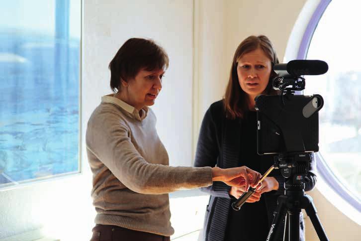 Filma med ipad-dag i Karlstad. Christina Neu och Ann-Christine Andersson testar filmutrustningen.