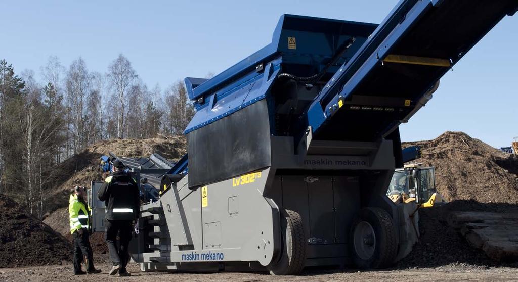 Det hydrauliska grovstensgallret tippar du enkelt med radiodosa, och även strypluckan i mataröppningen justeras med hydraulik via radio.