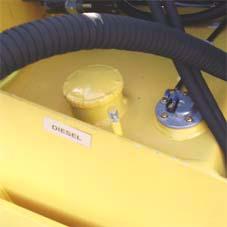 Bränsletank (3) Fyll alltid upp dieseltanken innan arbetet påbörjas. Detta förhindrar tomkörning vilket gör att hela bränslesystemet får luftas. Dränera ut vatten och sediment från tanken.