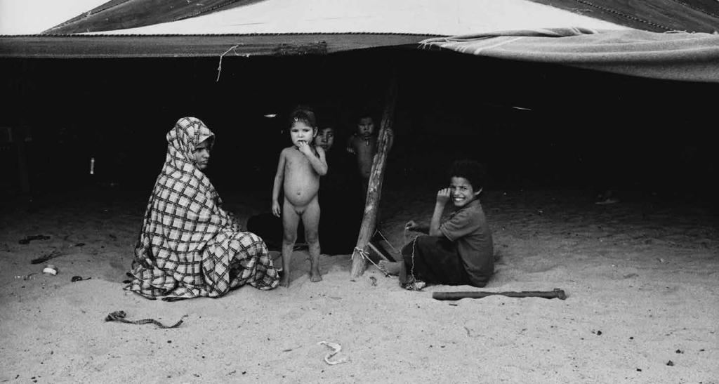 Erik Fichtelius i öknen med Polisario 1976 Den 6 november 1975 gick Marockos armé in i Västsahara.