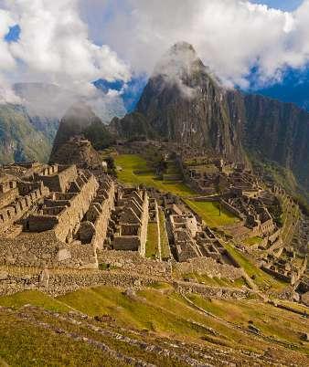 huvudstad. Vi reser till Urubambadalen, som även kallas Inkas heliga dal. Längst in i dalen ligger Ollantaytambo som är en av få platser där spanjorerna förlorade ett avgörande slag under erövringen.