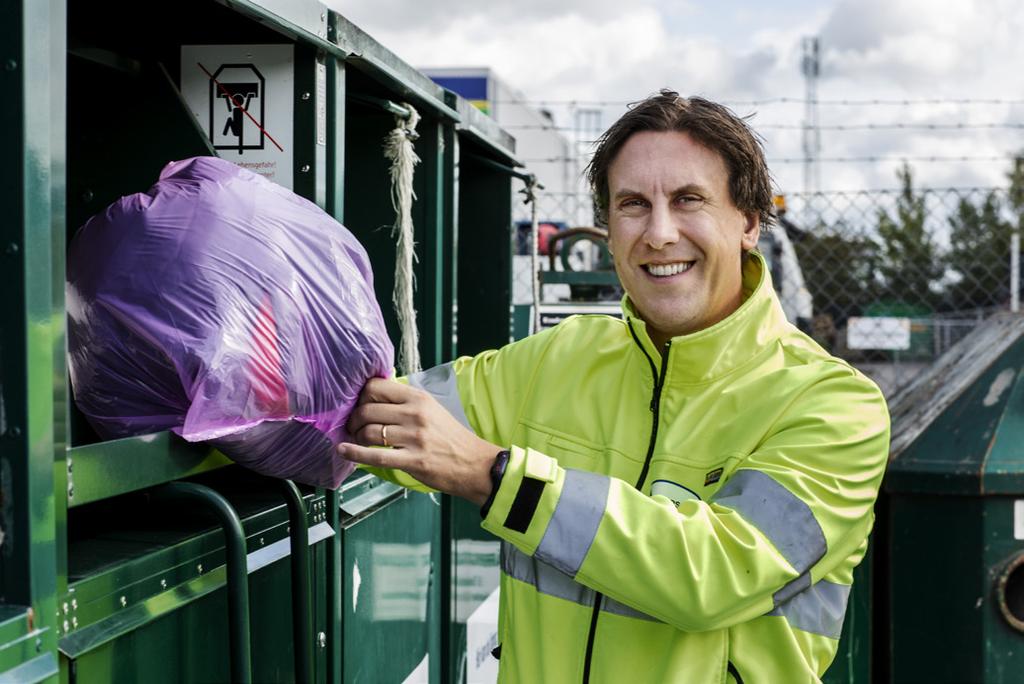 Ge dina gamla kläder en chans till med textilåtervinning nsamlingen av kläder och textilier har ökat de senaste åren och under 2017 ökade insamlingen på återvinningscentralerna med 13 procent.