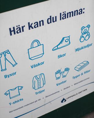 Dessa textilier kan du lämna på återvinningscentralerna: Hela och rena kläder Trasiga och smutsiga kläder Skor Mjukisdjur Gardiner Sängkläder Bestoon Gawher på återvinningscentralen i Boländerna.