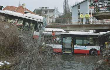 www.sport.sk Z DOMOVA 21 Šofér autobusu, ktorý včera ráno havaroval v Banskej Bystrici, mal podľa polície zrejme zdravotné problémy. Krátko po 7.
