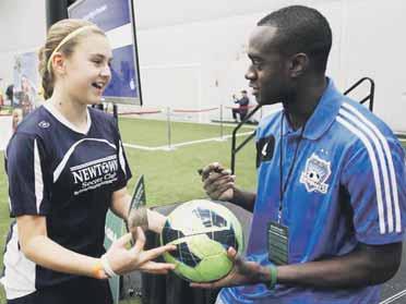 DE Americké futbalové hviezdy navštívili mesto Newtown v štáte Connecticut, aby odohrali zápas s tisíckami tunajších detí, ktoré mali viac šťastia a nestali sa