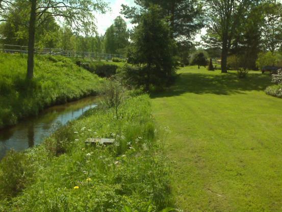 Arbetet skulle vara till hjälp för kommunens verksamhet i strävan att förebygga och/eller lindra konsekvenserna vid översvämning. Karlbergsån har tidigare haft höga flöden (figur 1a-b).