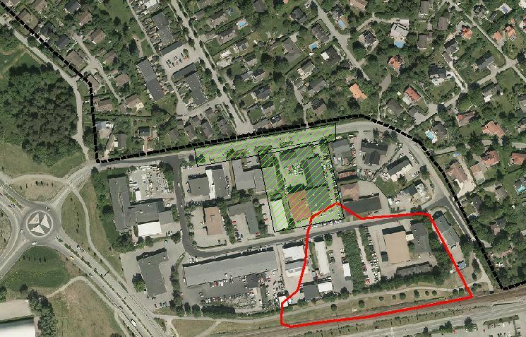 I nuläget ansamlas alltså vattnet i direkt anslutning till banvallen för Roslagsbanan,
